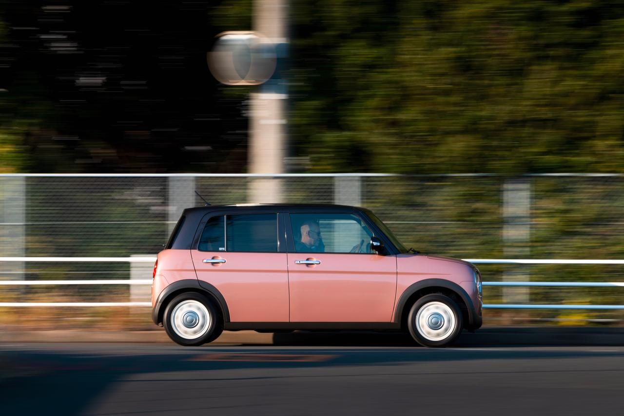 Avec 3,40 m de long, l'auto est plus courte qu'elle en a l'air, et très légère.