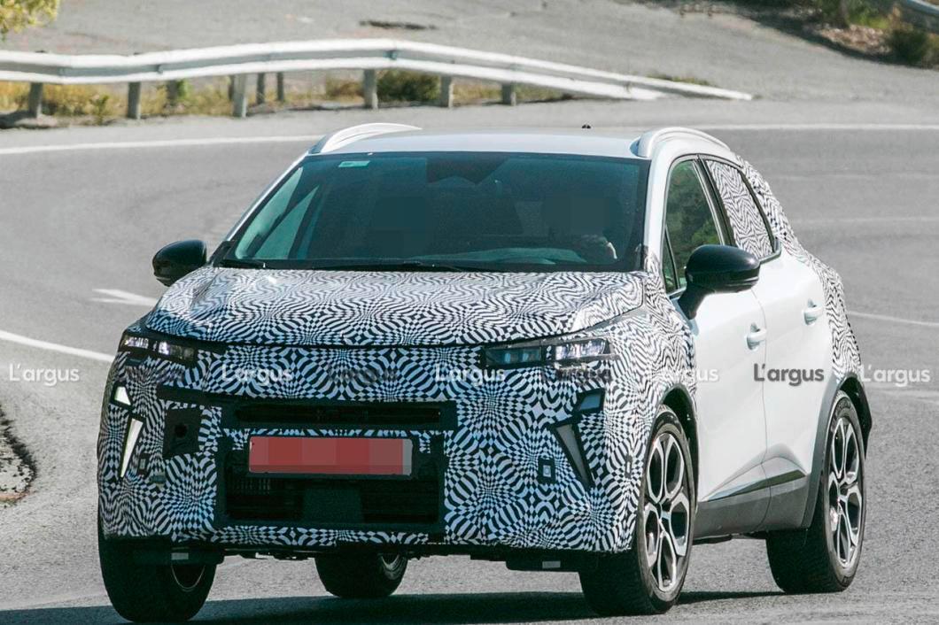 Photo 9 Renault met au point le Captur "phase 2" sur la route