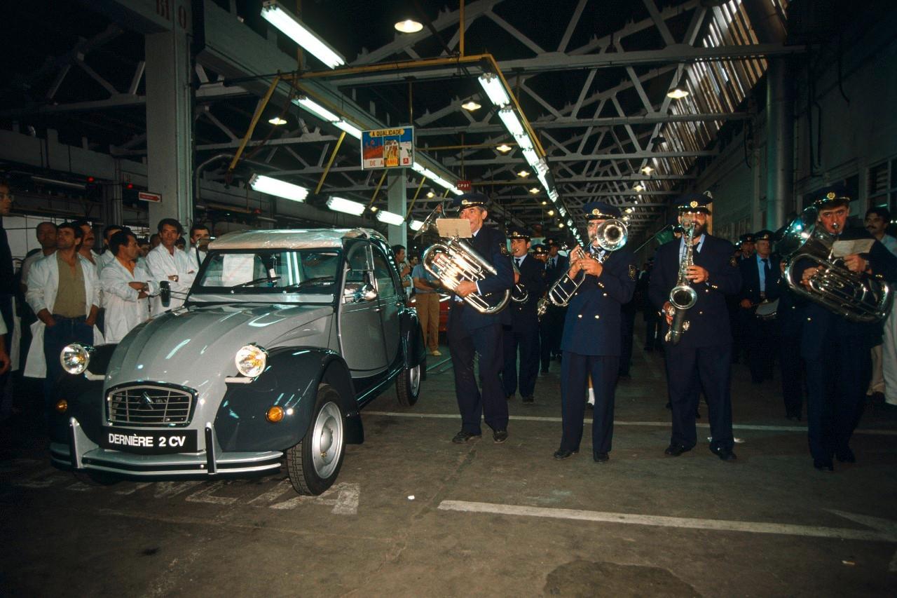 La voici le 27 juillet 1990 lors de sa sortie des chaînes d'assemblage. Mais l'usine portugaise en aurait produit onze supplémentaires jusqu'au 31 juillet suivant. Si cela est exact, il s'agirait donc du dernier exemplaire « officiel » produit par la marque aux chevrons.