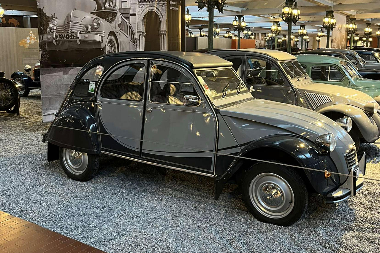 Cette 2CV unique, dotée de toutes les options disponibles au catalogue, est exposée dans l'espace « Aventure » du Musée national de l'Automobile depuis le 11 janvier 2024.