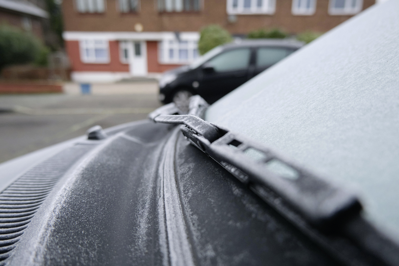 Photo 1 Rouler avec un parebrise partiellement givré ou couvert de neige. Interdit ou