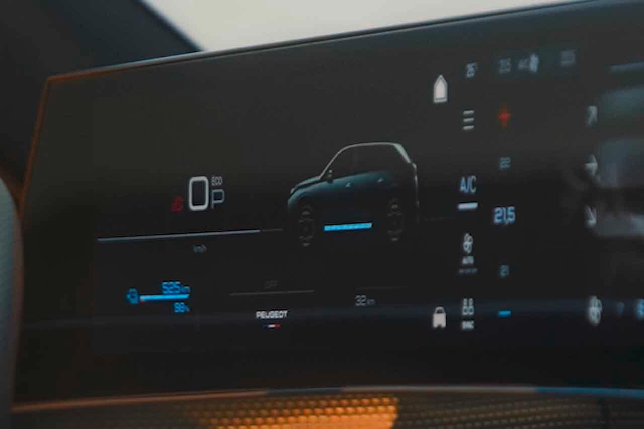 Photo 6 - On découvre ici le profil du véhicule. - Peugeot e-5008 (2024 ...