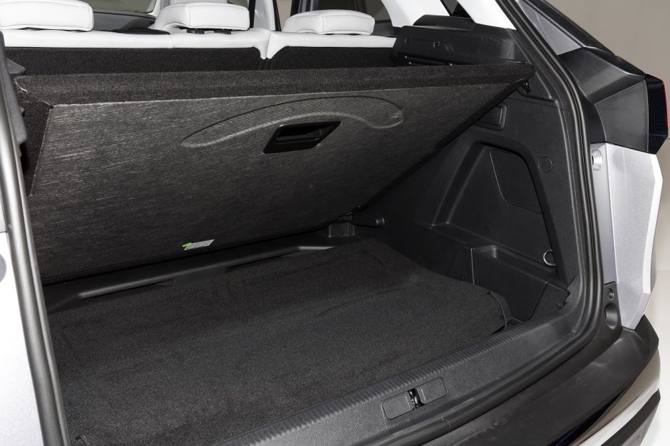 Visite guidée à bord du nouveau Peugeot 3008 II (2016) Double plancher dans le coffre du 3008 Visite guidée à bord du nouveau Peugeot 3008 II (2016) Double plancher dans le coffre du 3008