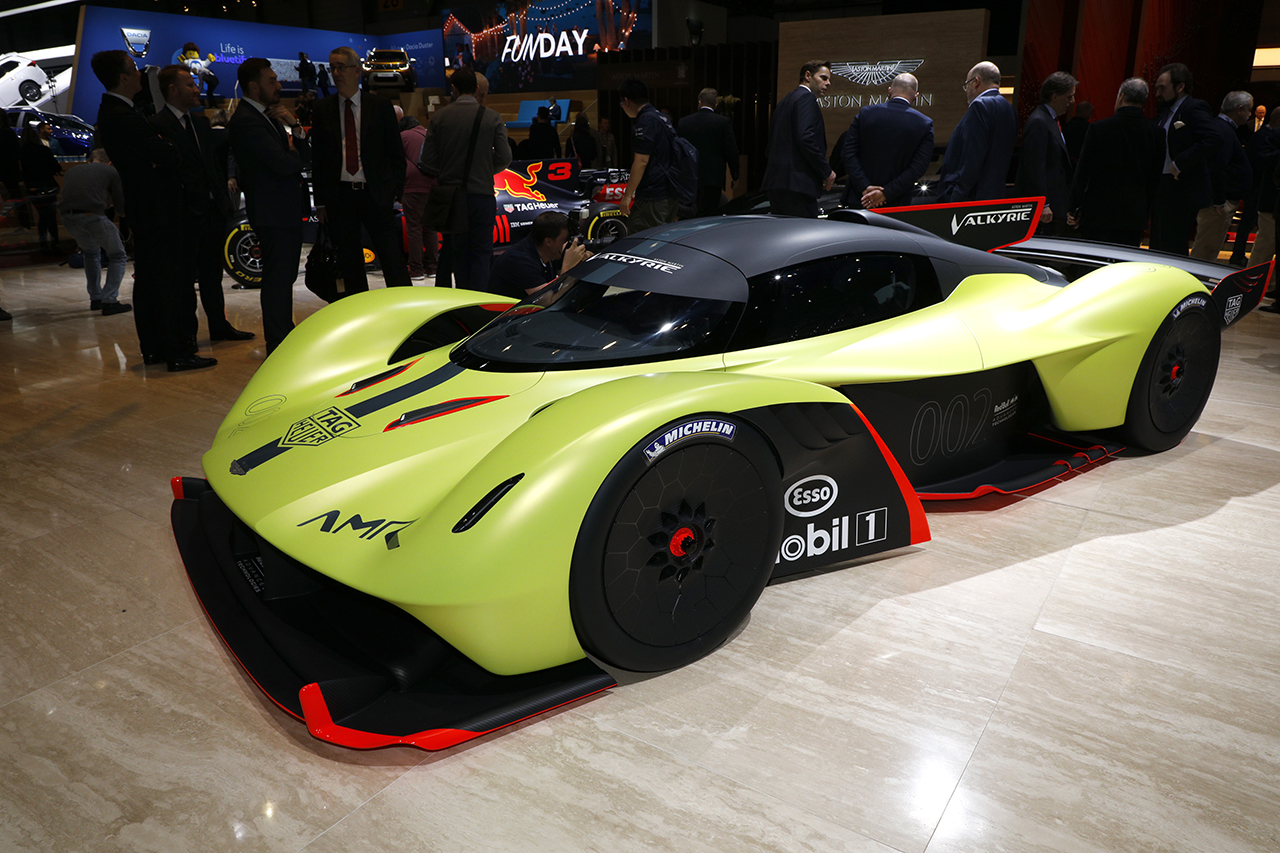 Mclaren Senna Gtr Vs Aston Martin Valkyrie Amr Pro Le