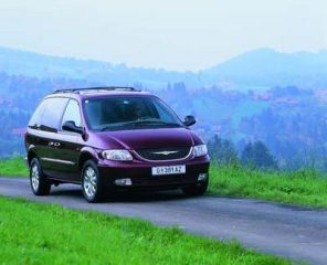 Ce Grand Voyager arrivera au printemps. L'instrumentation de bord, à fond blanc et cerclages, reprend le style des berlines de la marque.