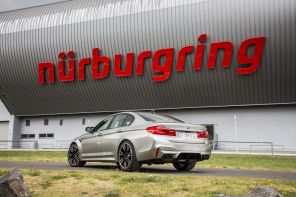 BMW M5 2018 grise statique arrière au Nurburgring