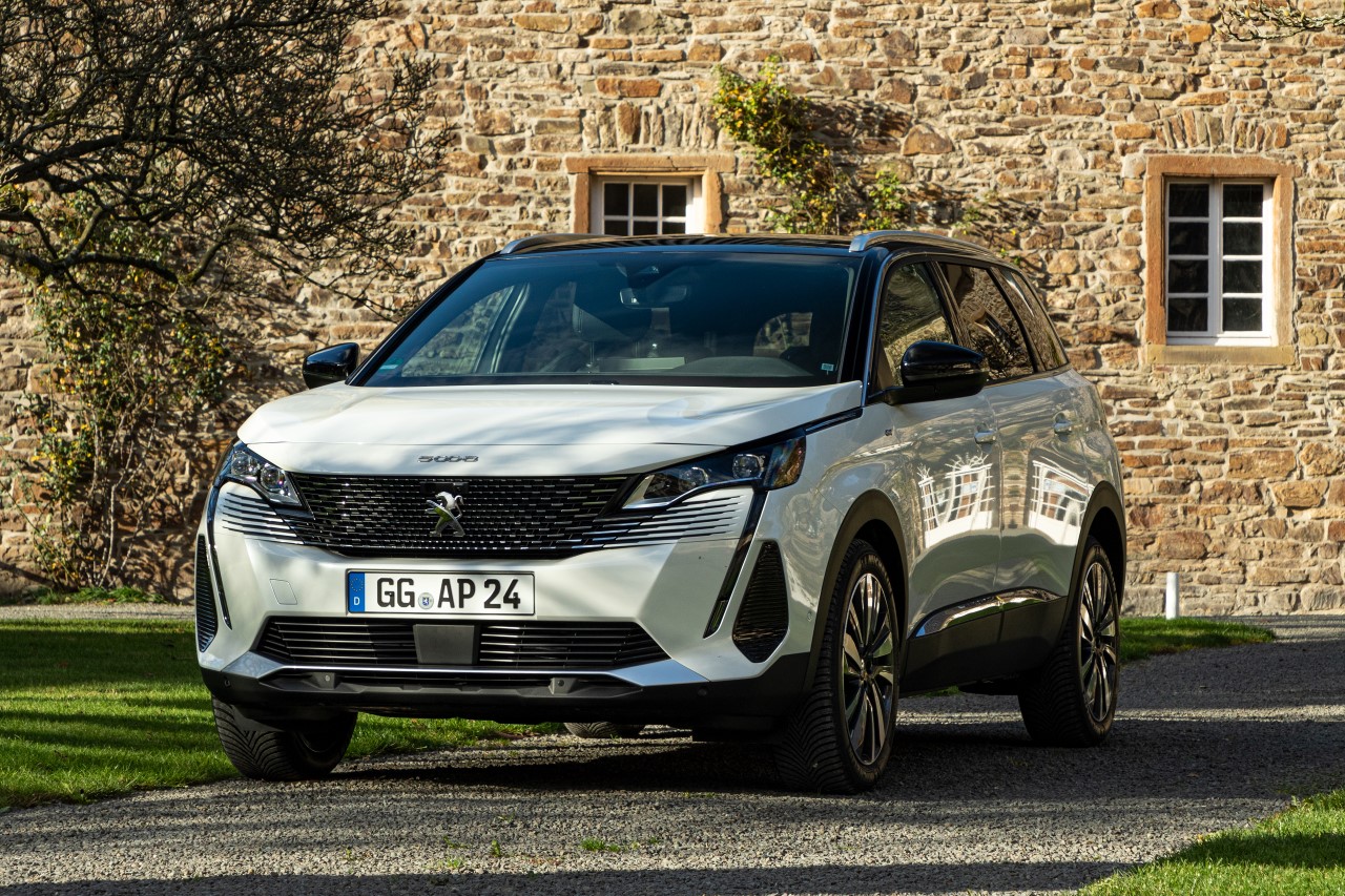 Peugeot 5008 exterior white