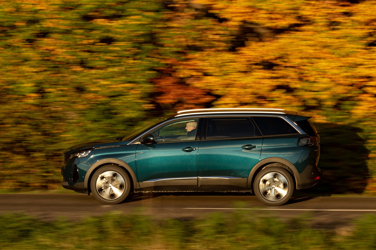 Peugeot 5008 road blue