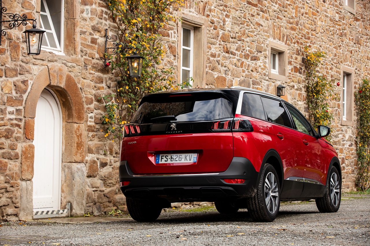 Static red Peugeot 5008