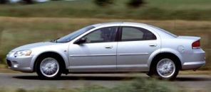Face avant d'une agressivité mesurée et traits élancés pour la Sebring remplaçante de la Stratus dans la gamme Chrysler.