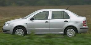 La Skoda Fabia affiche une ligne bien moins dynamique que sa soeur à cinq portes.La faute à l'allongement du porte-à-faux arrière de vingt-deux centimètres.