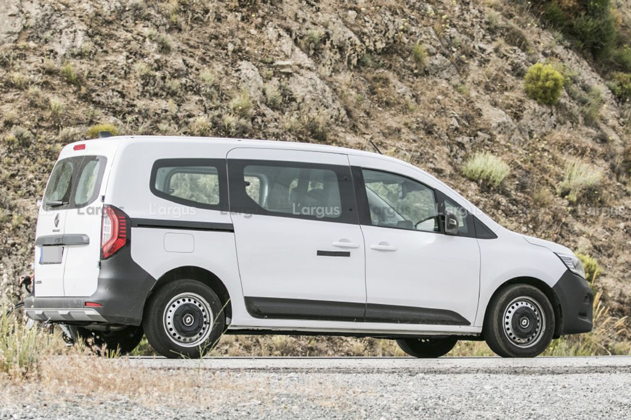 Renault Kangoo Combispace Maxi (2023). The 7seater version approaching