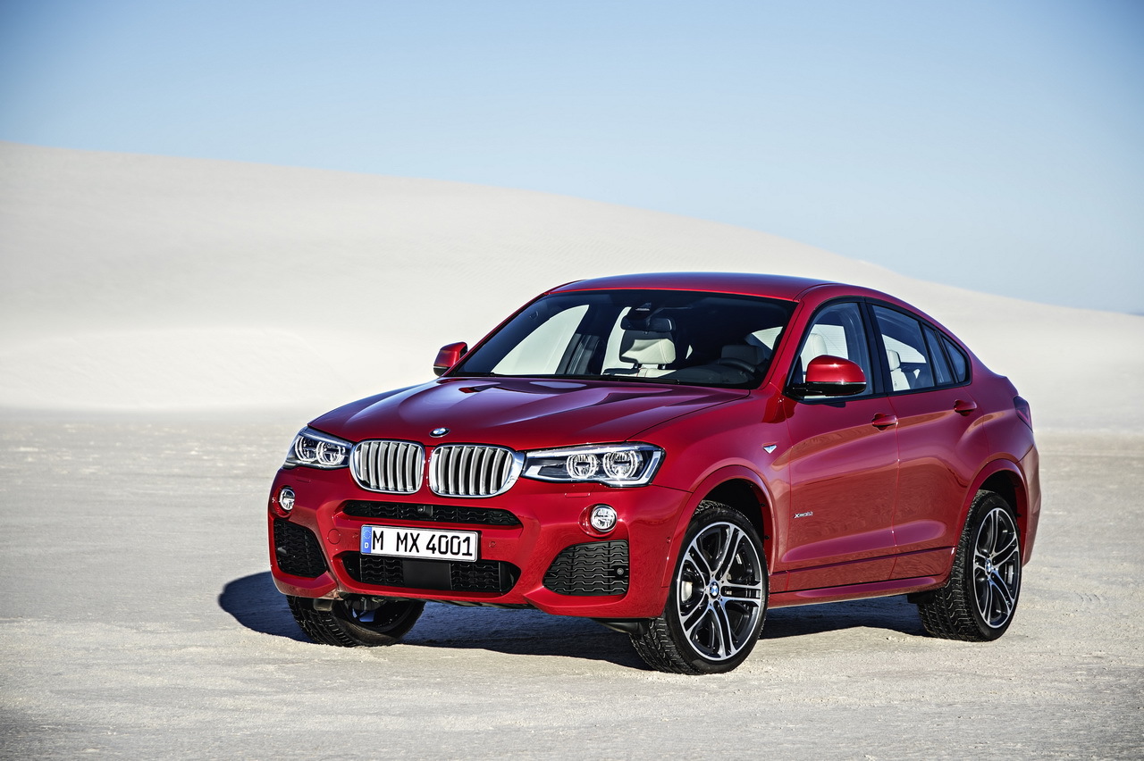 La carrosserie spécifique du X4 est un peu plus basse et un peu plus longue que le X3. C'est sa forme qui étonne le plus pour un 4X4. Le X4 est ici présenté avec le Kit M Sport.