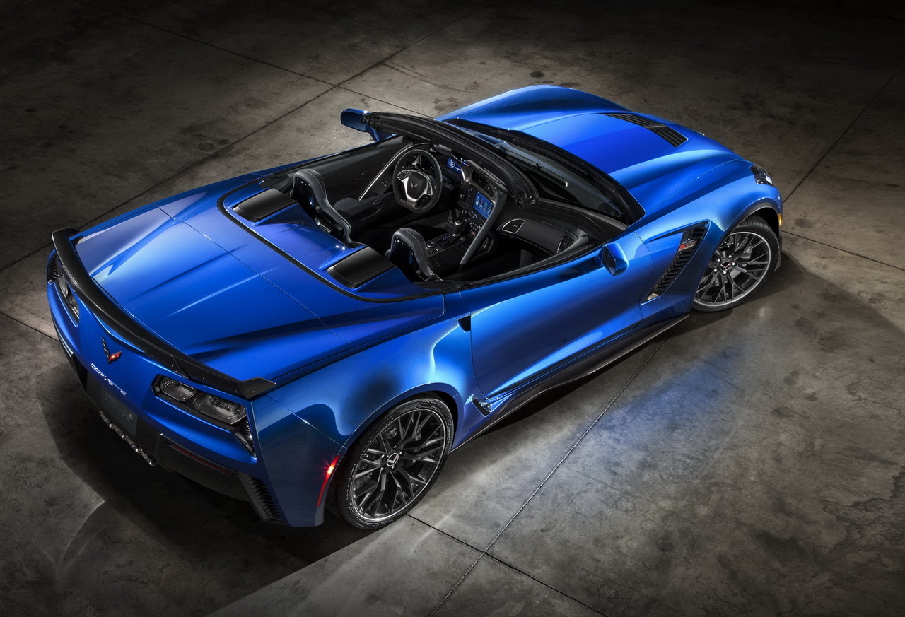 La Corvette Z06 Cabriolet est équipée d'une capote en toile.