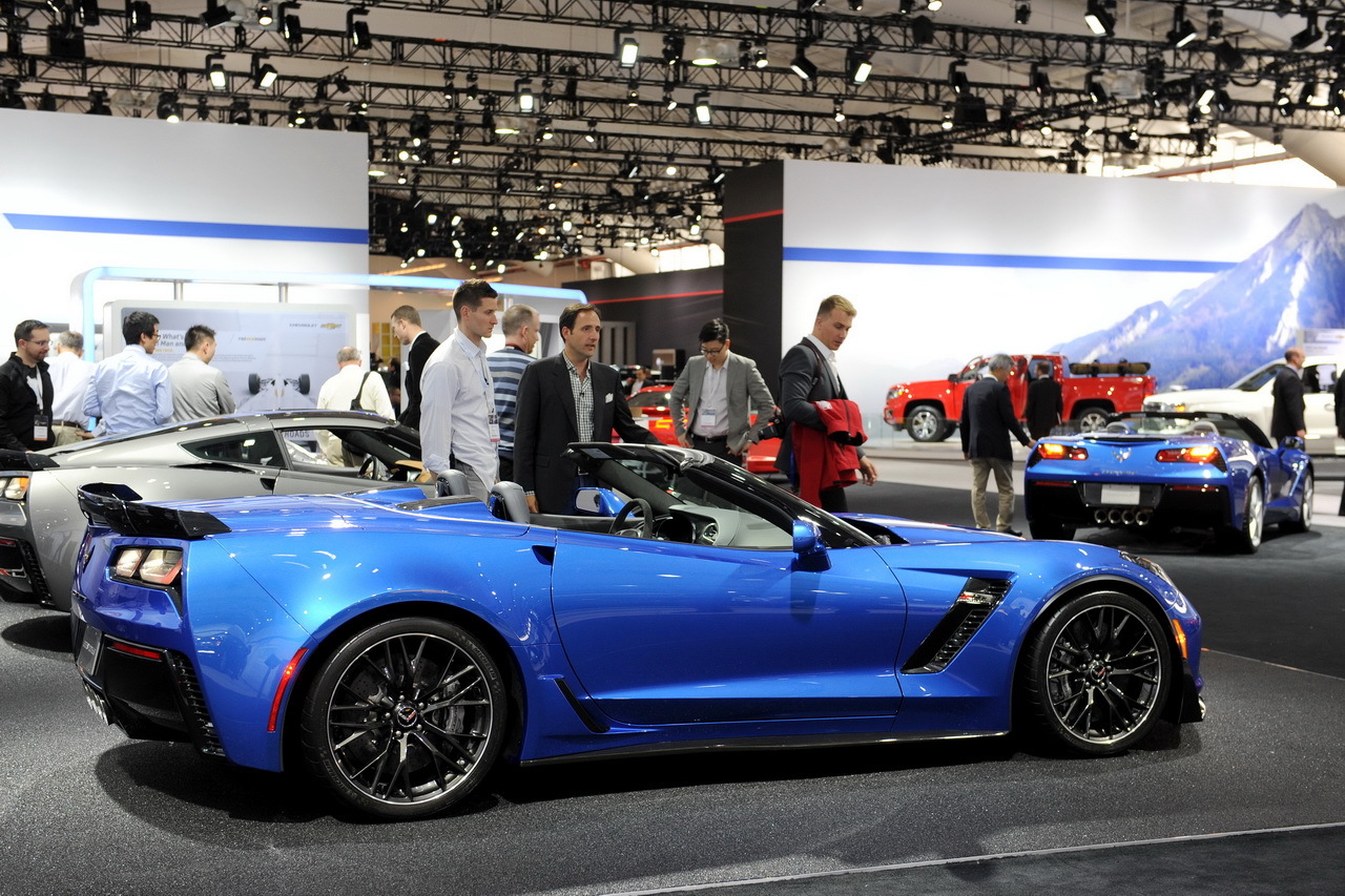 Pour la première fois, la Corvette Z06 est proposée en cabriolet. Sa capote en toile électrique peut fonctionner jusqu'à 50 km/h. Sous le capot, on retrouve le V8 6,2 litres à compresseur de 625 ch.