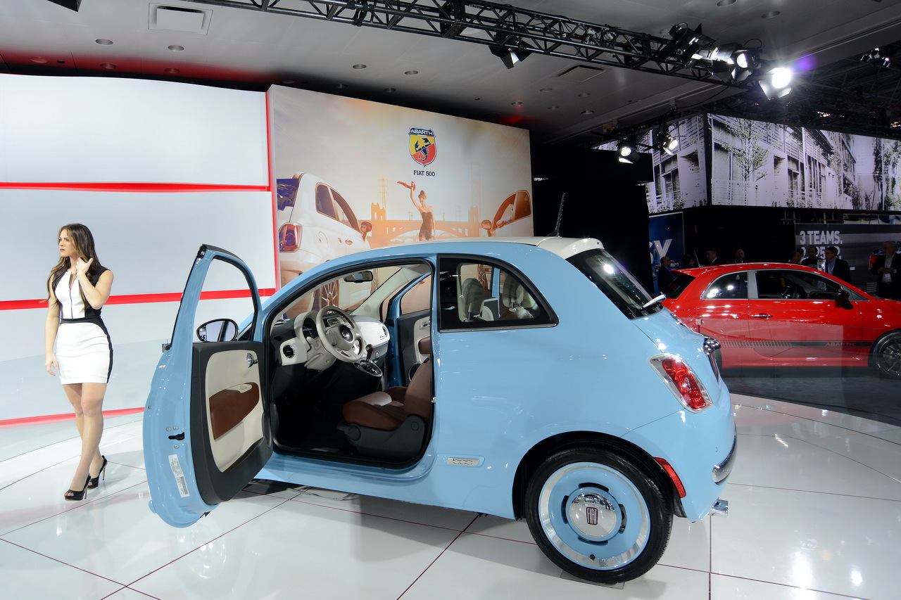 Fiat expose la dernière version de sa petite 500. Les nouveautés sont minces et se limitent à une nouvelle instrumentation digitale et de nouvelles jantes.