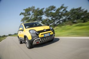 La Panda Cross se distingue par des protections de carrosserie supplémentaires et une garde au sol surélevée par rapport à la Panda 4x4.