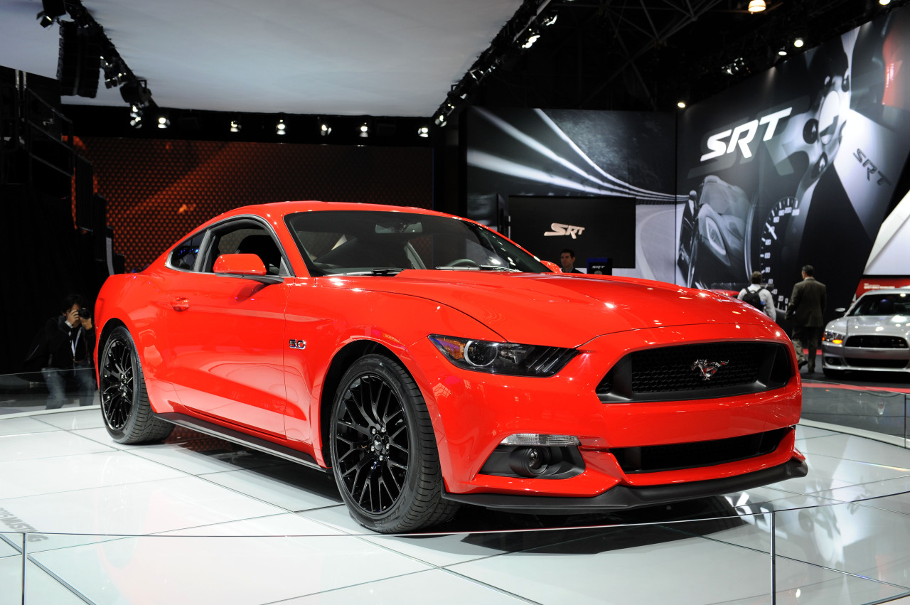 La nouvelle Mustang fête ses 50 ans au salon de New York. Ford en profite pour lancer une édition spéciale produite à 1964 exemplaires, l'année de lancement de la première Mustang.