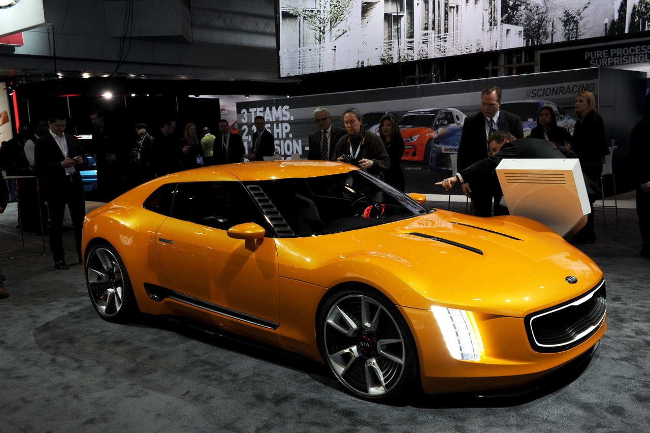 Dévoilé début 2014, la Kia GT4 Stinger a fait le déplacement à New York. L'occasion de redécouvrir ce magnifique concept-car que l'on espère voir un jour sur nos routes.