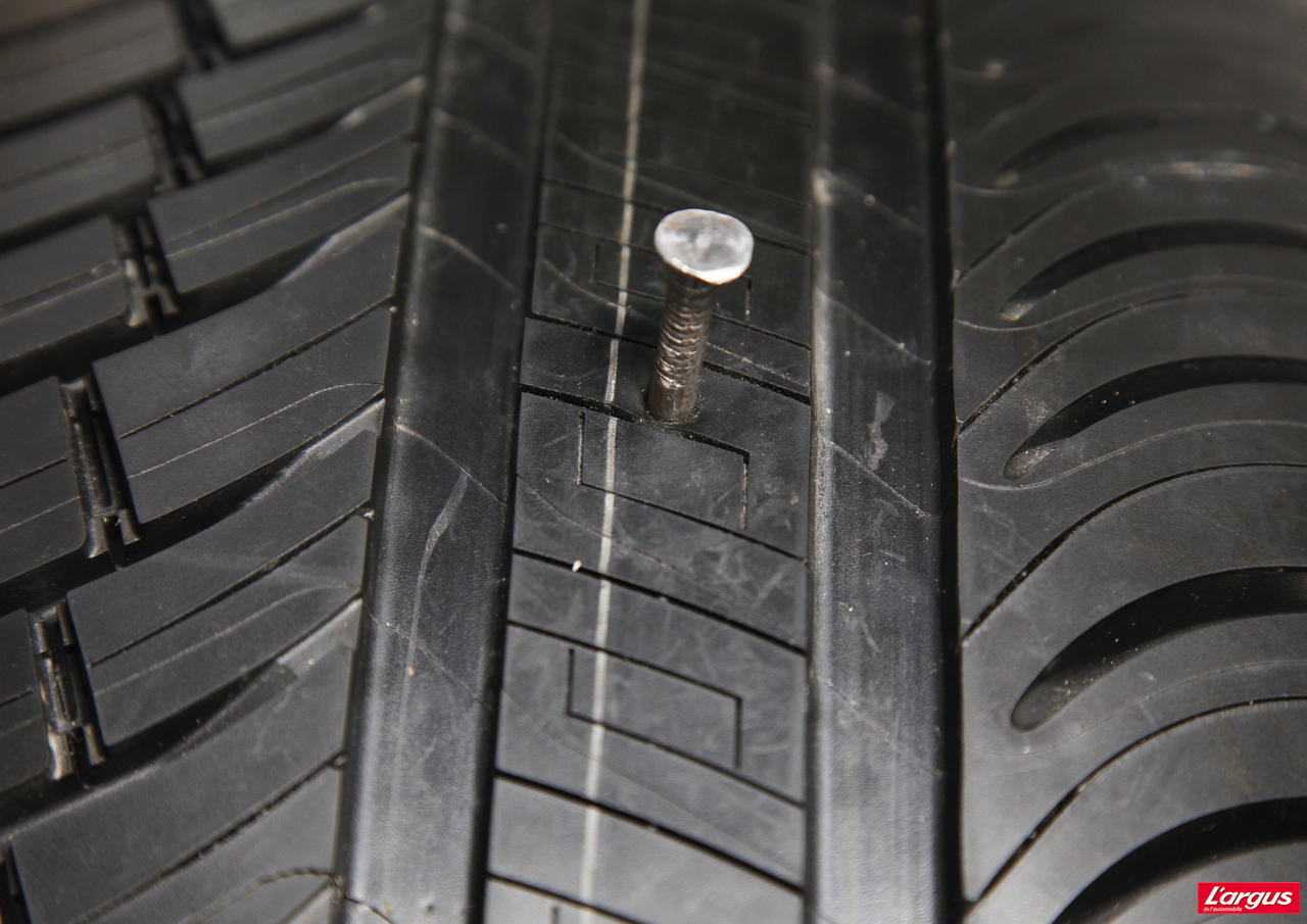 Боковой прокол колеса. Шипы для прокола колес. Прокол колеса. Гвозди под колеса. Жгут на шине.