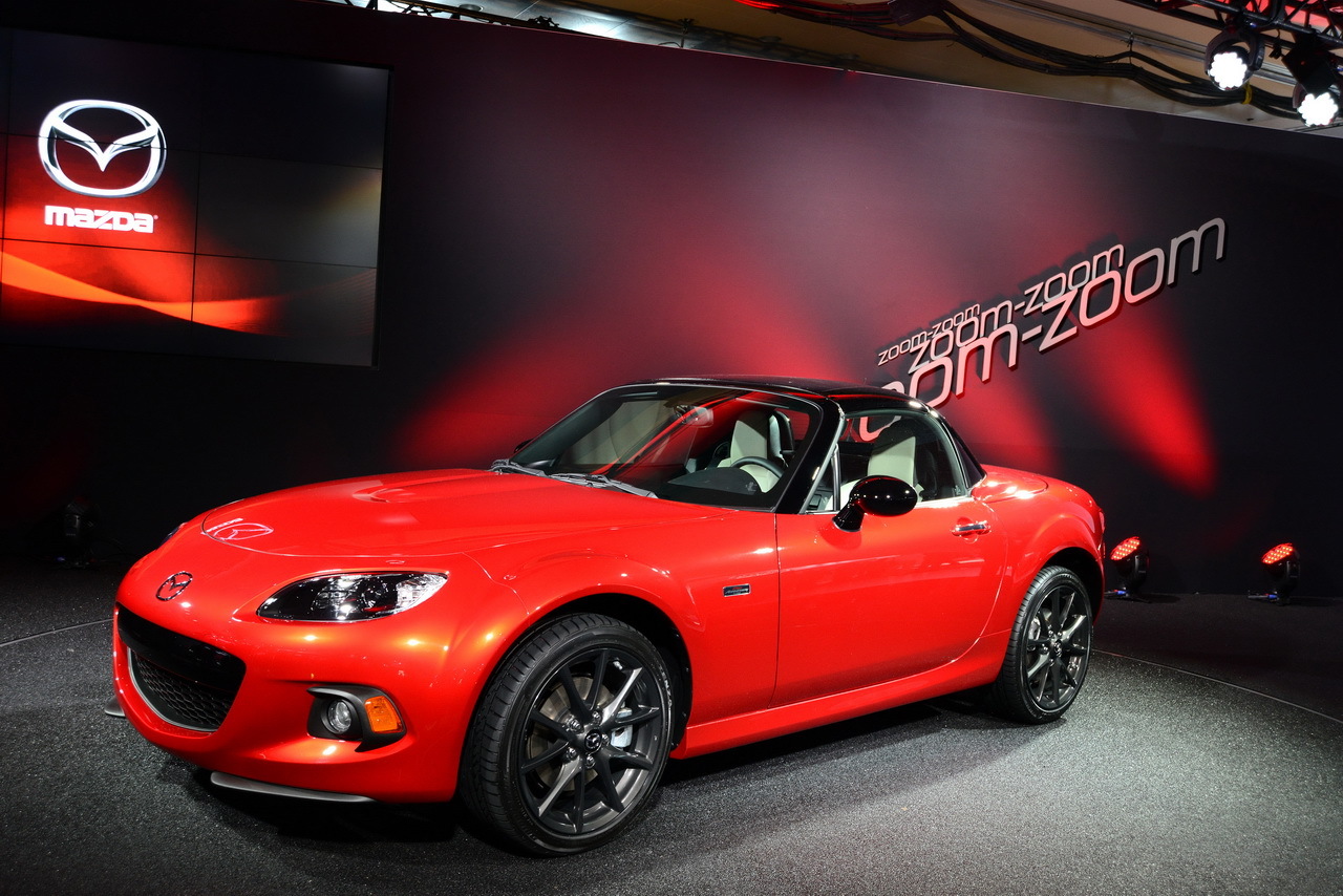 Pas de nouvelle MX-5 sur le stand Mazda mais cette série spéciale pour fêter le 25ème anniversaire du roadster japonais. Elle se démarque par sa teinte rouge assortie à des jantes noires.