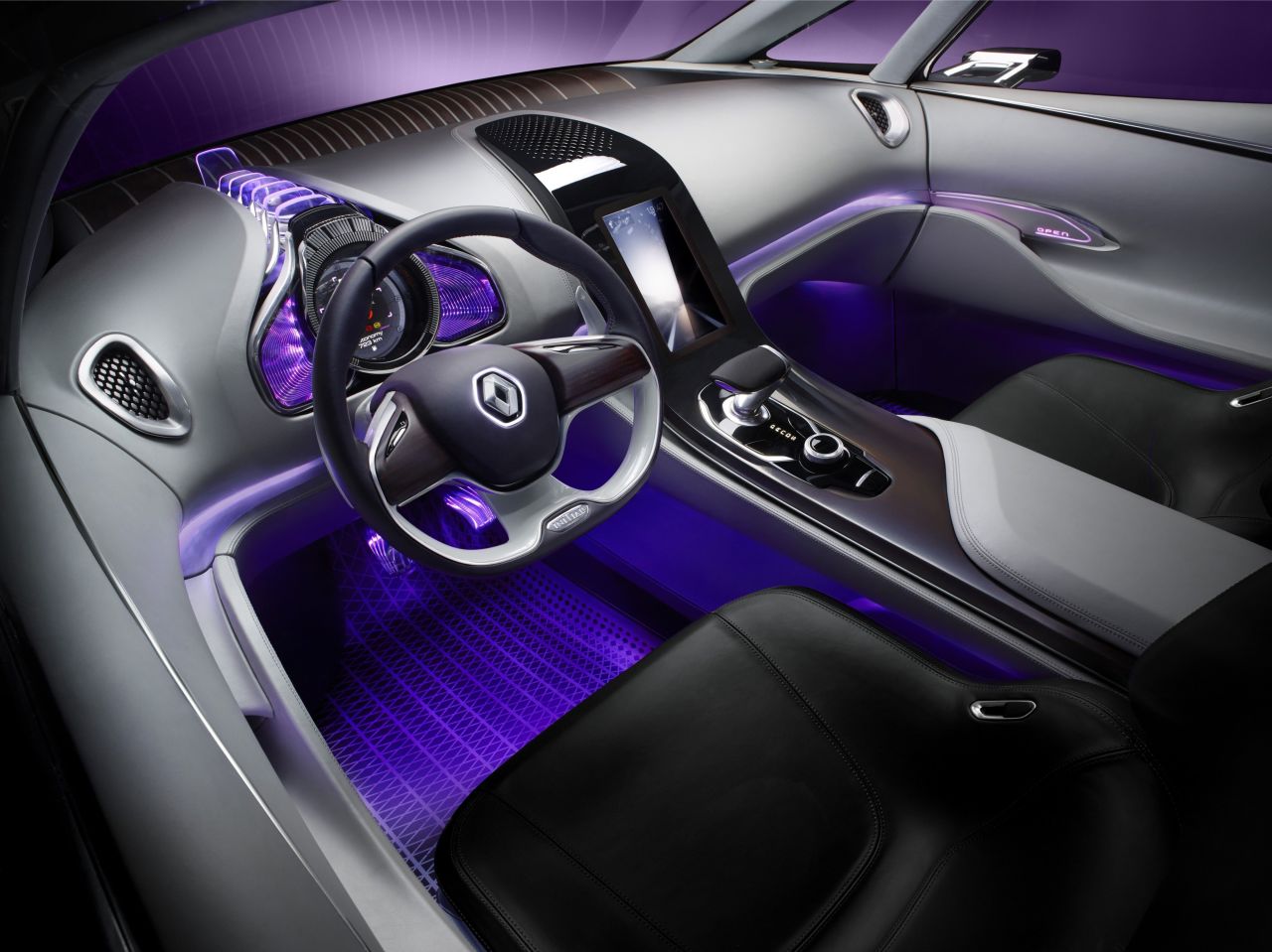 Hérité du concept car Initiale Paris (photo), un écran tactile est implanté verticalement. Les usagers d'iPad seront ravis, les habitués de l'Espace IV préféreront utiliser la commande circulaire.
