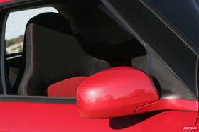 Les rétroviseurs sont peints dans la couleur de la carrosserie sur toutes les versions. Mais gare au mirroir qui peut tomber.