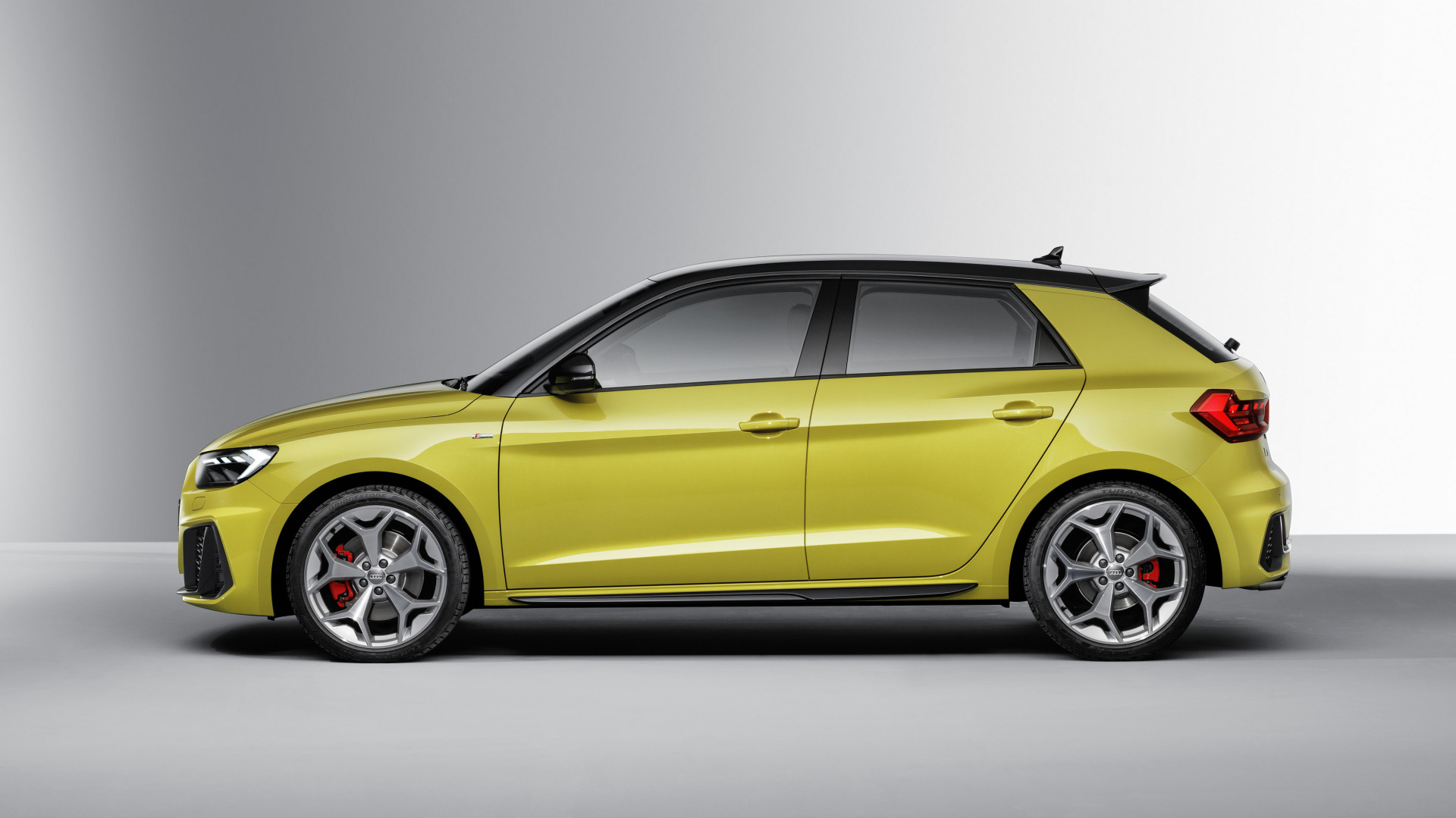 Photo 11 Audi A1 Sportback 2018 vue de profil jaune En images. La