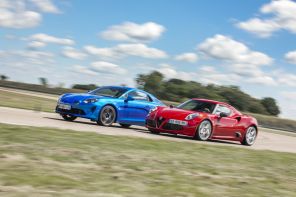 Alfa Romeo 4C rouge vs Alpine A110 bleu action avant gauche