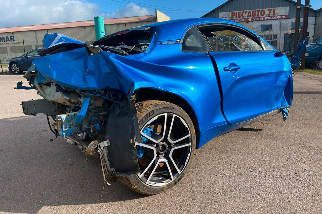 Photo 2 alpine A110 épave vente Une Alpine A110 quasiment détruite