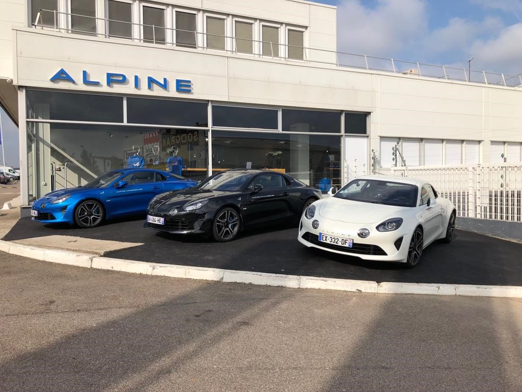 Distribution De Madea : Retour En Fanfare 2022 Diaporama et photos - Alpine Mantes inaugure son showroom en fanfare