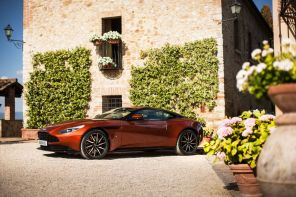 profil aston martin db11 orange statique