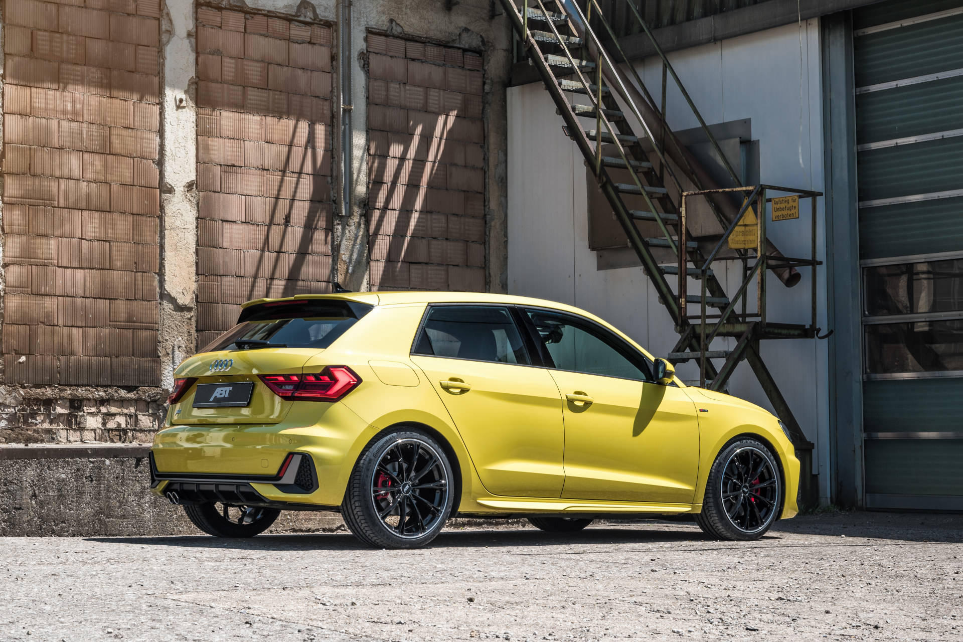 Photo 4 Audi A1 Sportback ABT jaune vue arrière Audi A1 ABT
