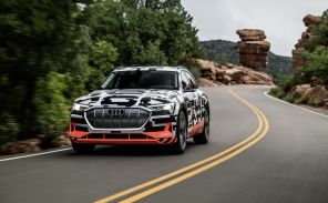 audi e-tron electrique sur la route