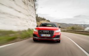 Audi SQ2 rouge travelling de face