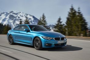 BMW Série 4 Coupé bleu M Sport 2017 sur route d emontagne vue avant droite