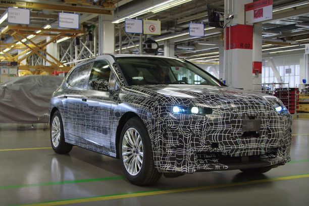 BMW iX5: le futur SUV 100% électrique se dévoile (un peu) plus