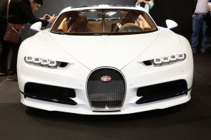 Avec cette robe entièrement blanche, la Bugatti Chiron se montre encore plus distinguée qu'à l'accoutumée.