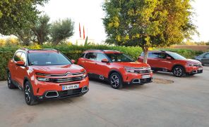Trois Citroën C5 Aircross orange alignés