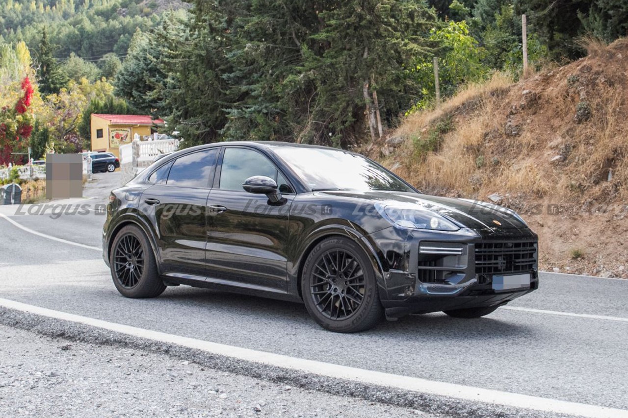 Porsche Cayenne (2022). The restyled SUV and its coupe version preview