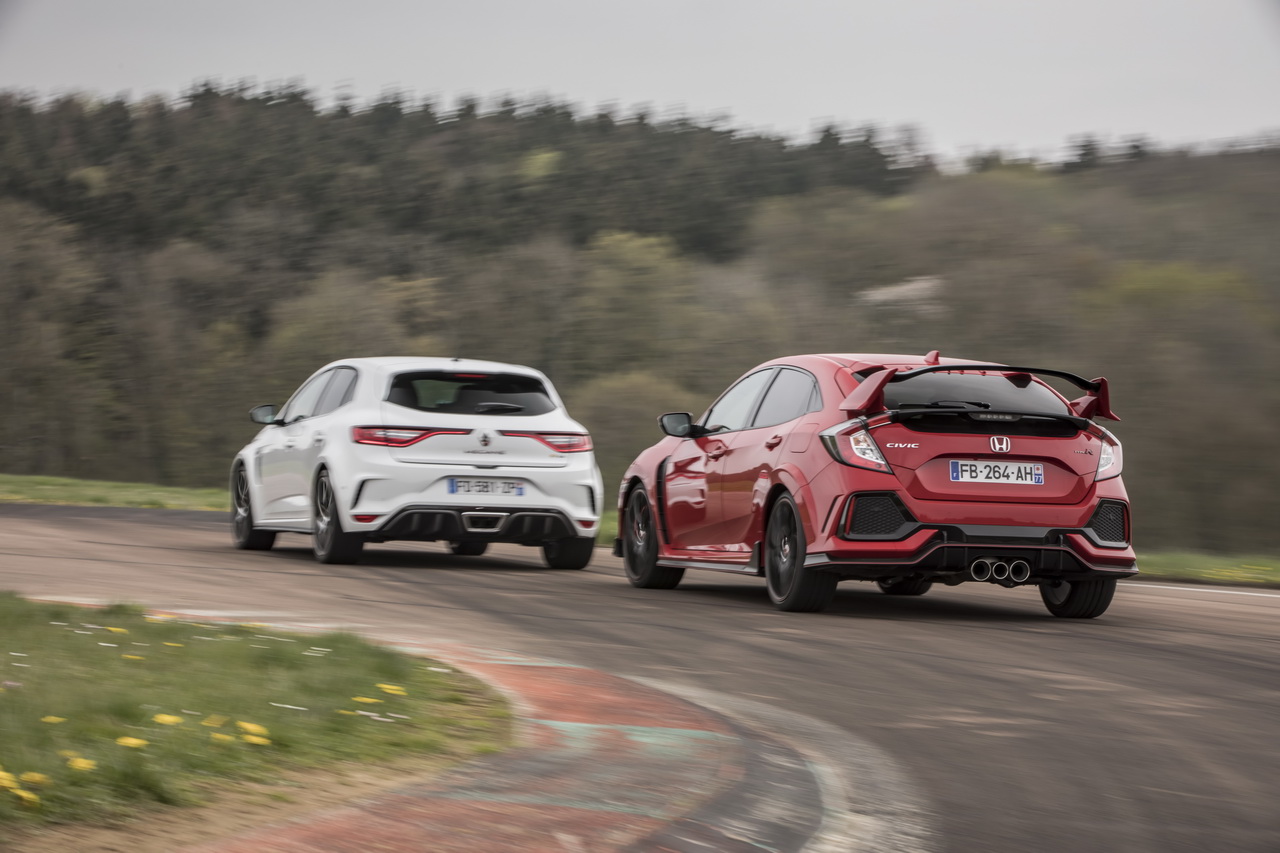 Photo 2 - Mégane RS Trophy vs Civic Type R action arrière sur piste ...