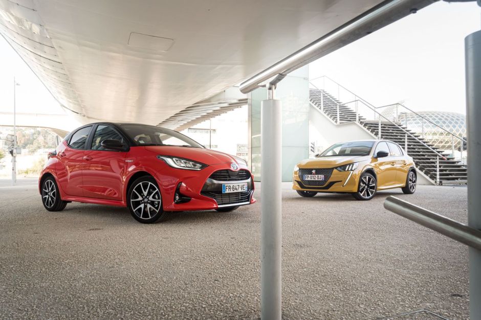Essai comparatif : la Toyota Yaris hybride défie la Peugeot 208 - Photo #1 - L'argus