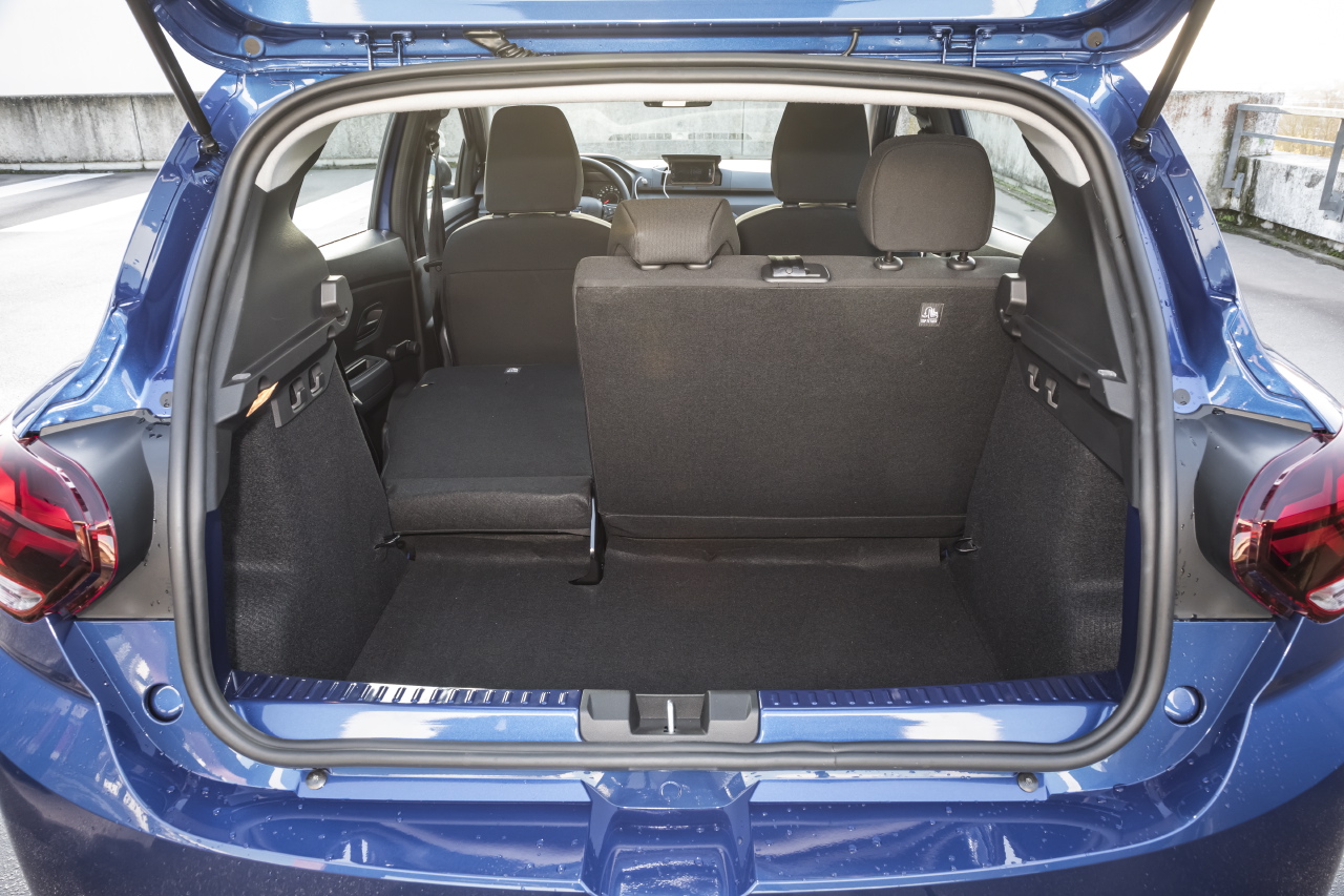 Photo 14 coffre sandero 3 Dacia Sandero (2021) la version à 10 000 € en détails