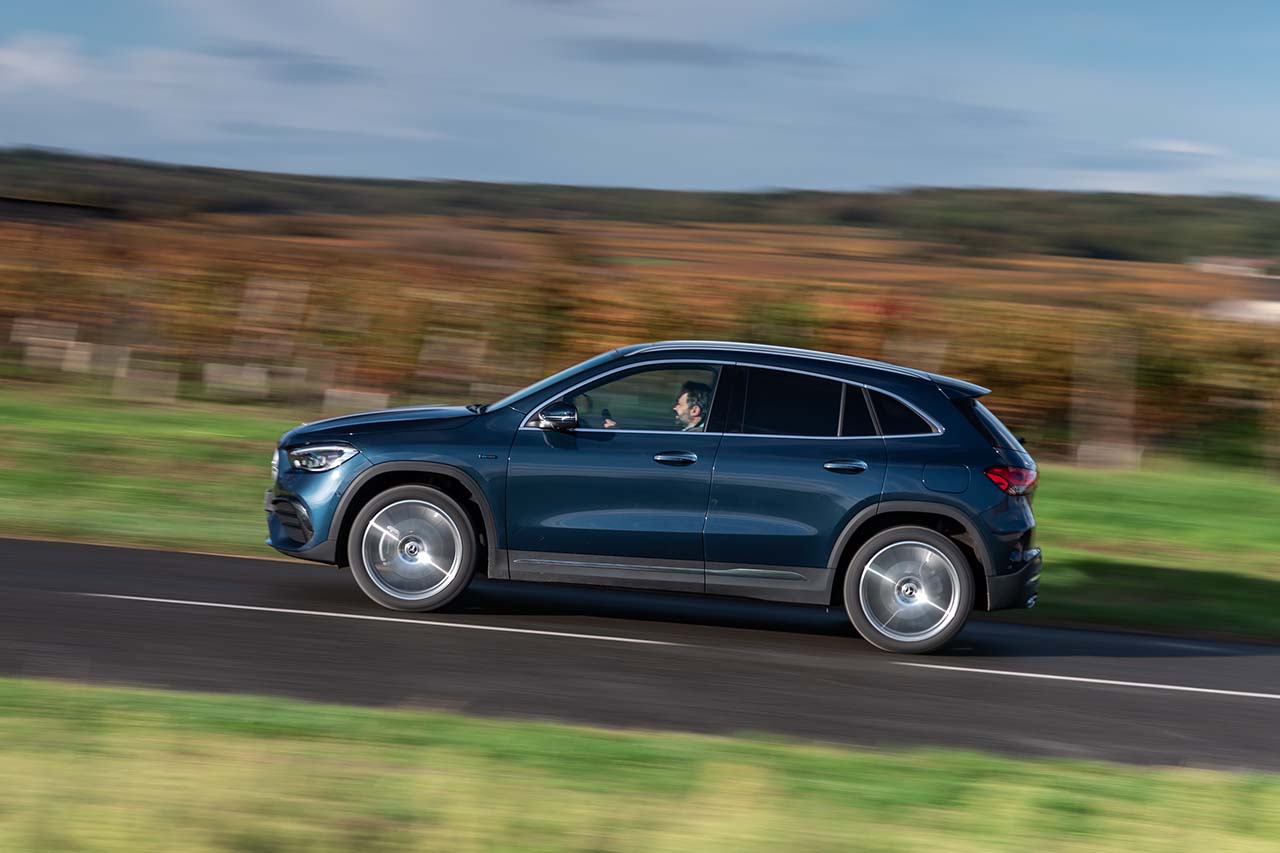 Photo 10 mercedes GLA vue de profil Mercedes GLA 250e (2020) la