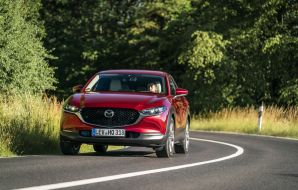 Mazda CX-30 Soul Red action en virage