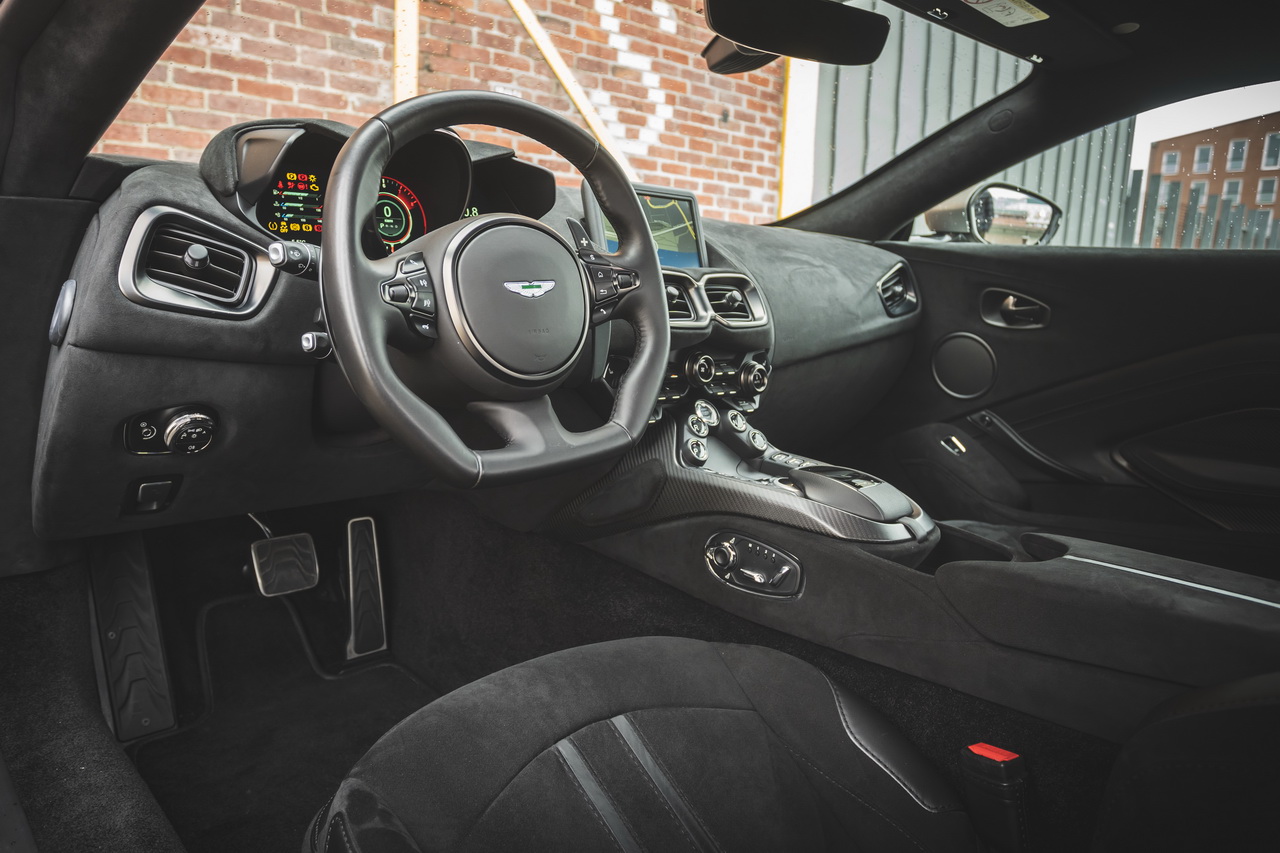 Essai Comparatif Aston Martin Vantage Vs Jaguar F Type