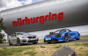 McLaren 720S et BMW M5 grise devant le panneau Nurburgring