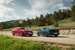 Peugeot 508 rouge et bleu en statique