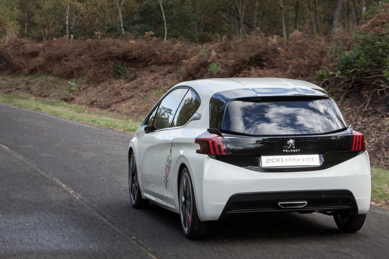 Essai de la Peugeot 208 Hybrid FE sur le circuit de Mortefontaine.