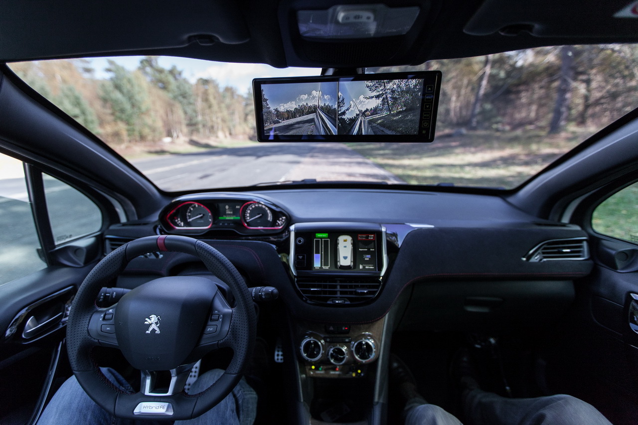 La 208 Hybrid Fe est d'autant plus réaliste que l'habitacle est préservé en style mais aussi en habitabilité. Le rétroviseur intérieur intègre les images des caméras qui remplacent les rétroviseurs.